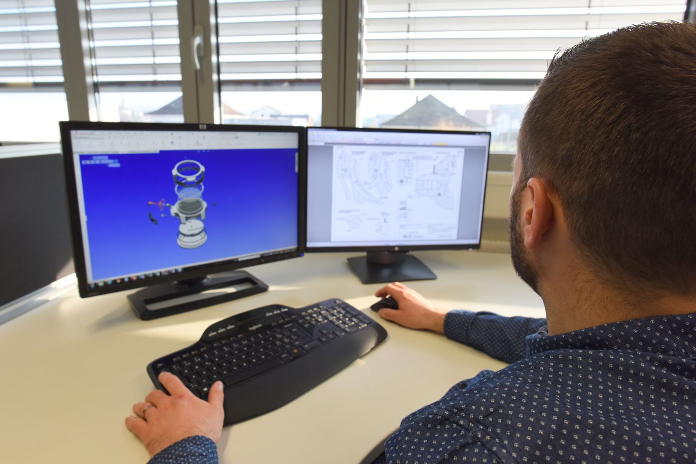 Un technicien travaille sur le modèle 3D d'une boîte de montre