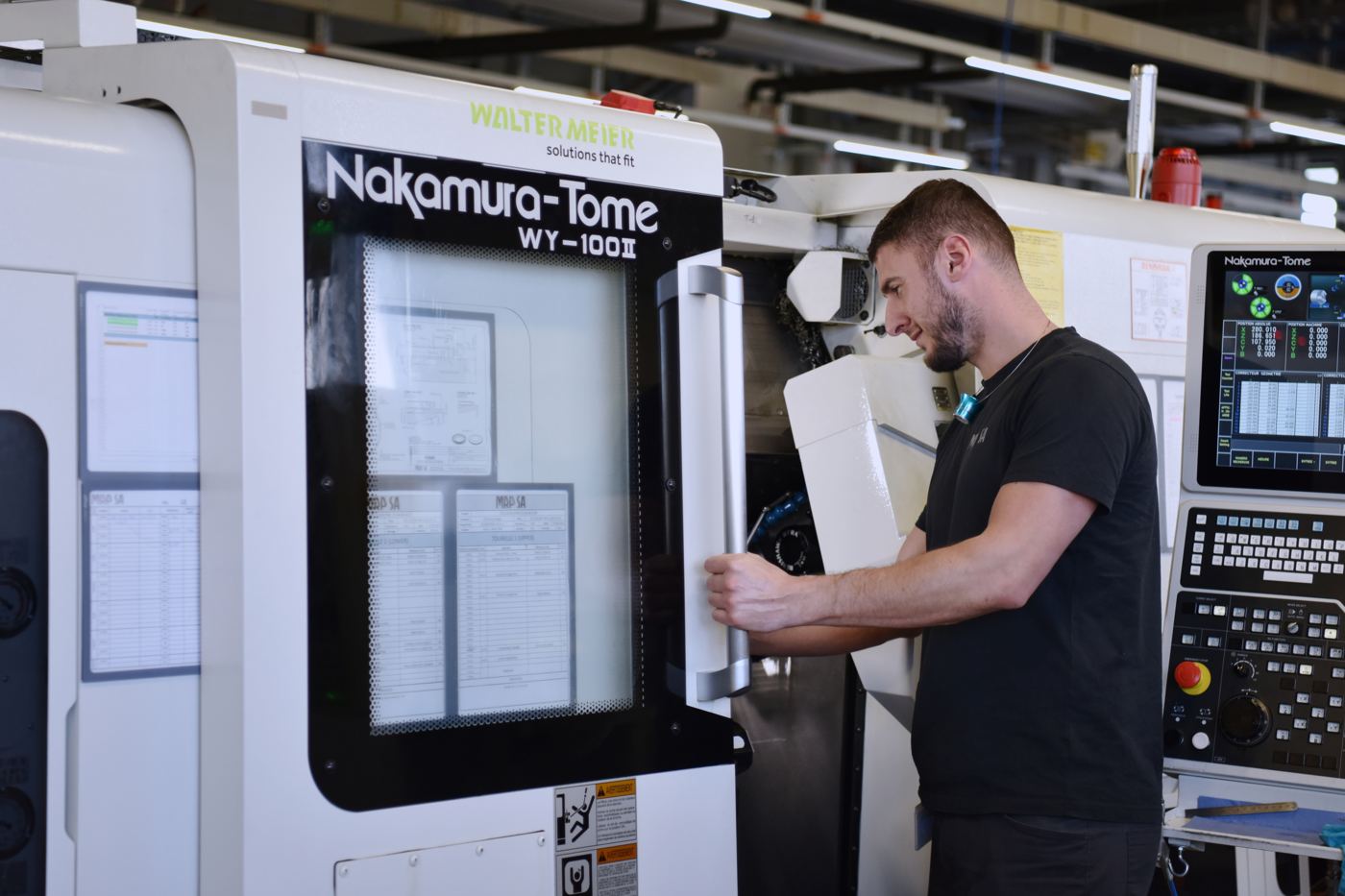 Un opérateur au centre d'usinage CNC