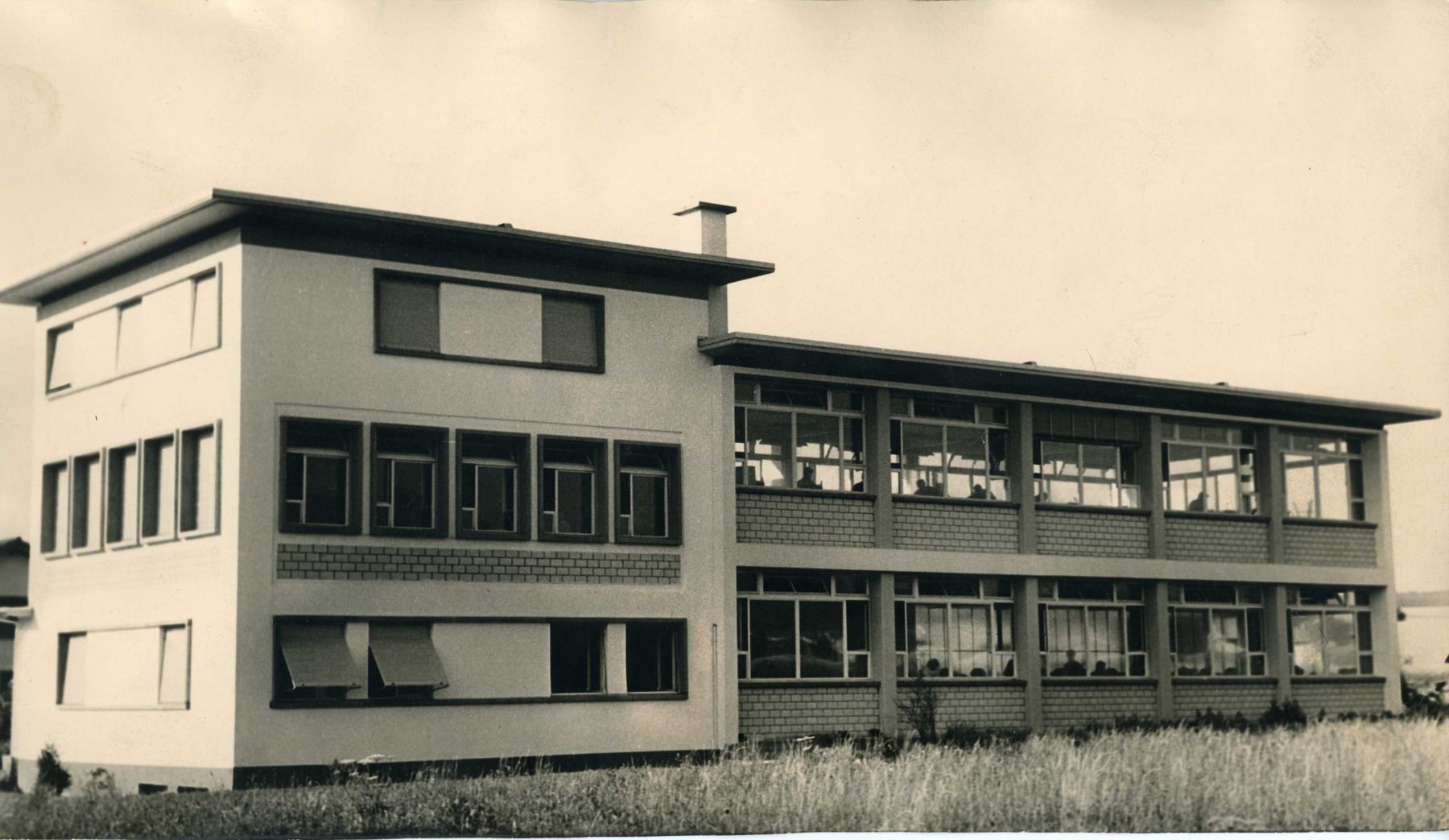 Photographie d'archive d'un bâtiment de MRP